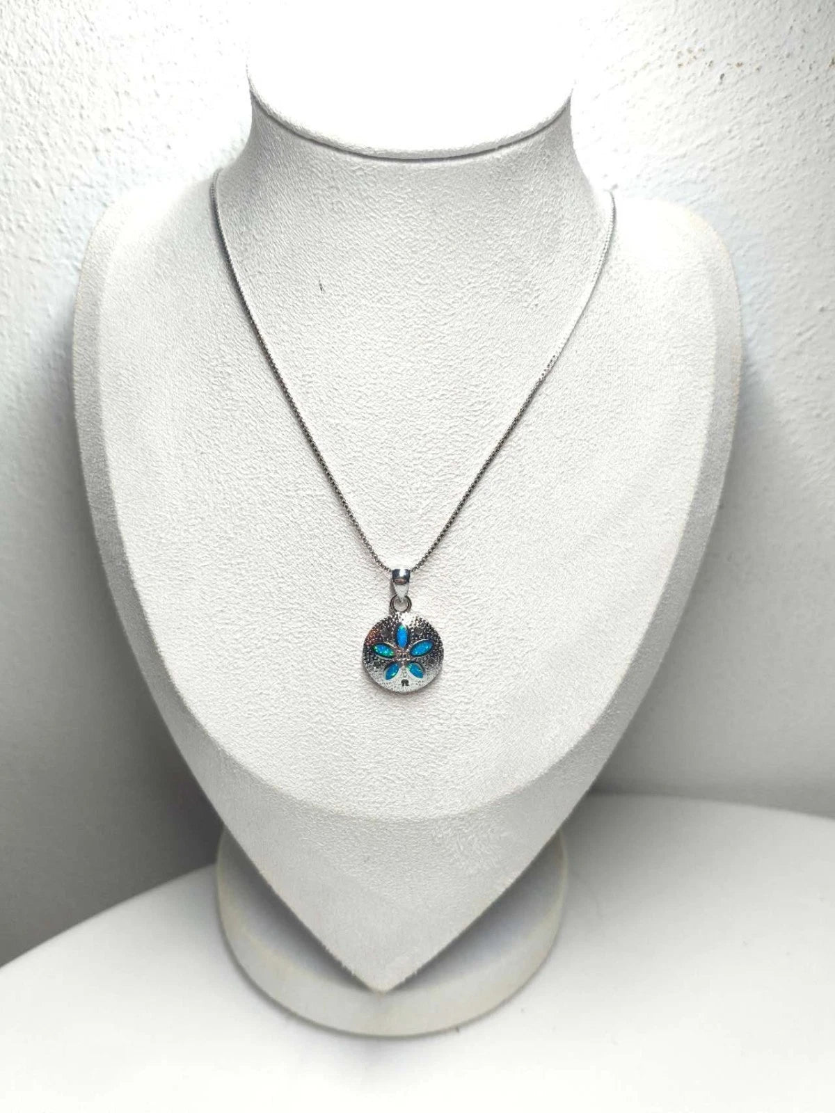 Collana con opale blu tema oceano, gioielli con pietra iridescente