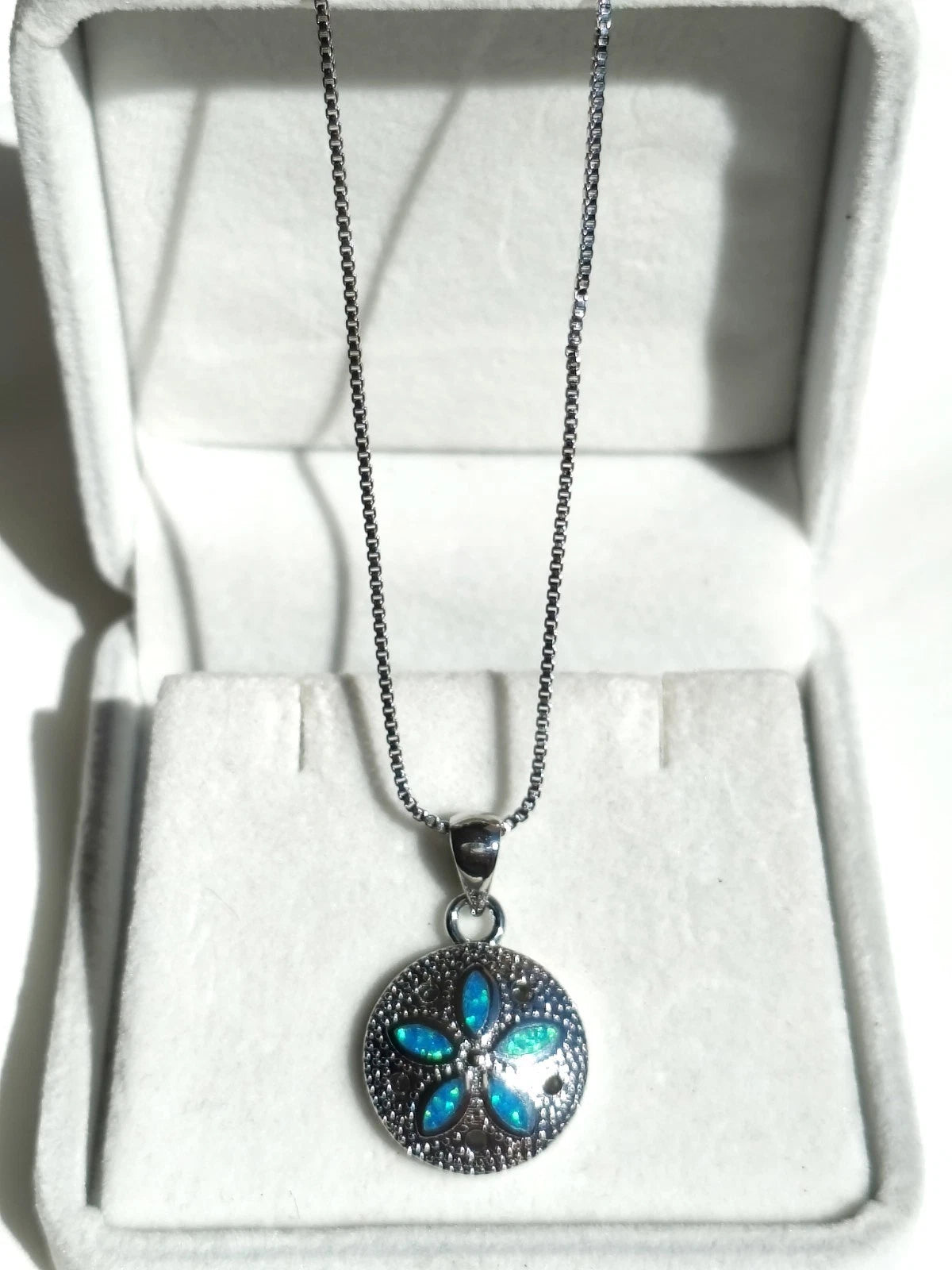 Collana con opale blu tema oceano, gioielli con pietra iridescente