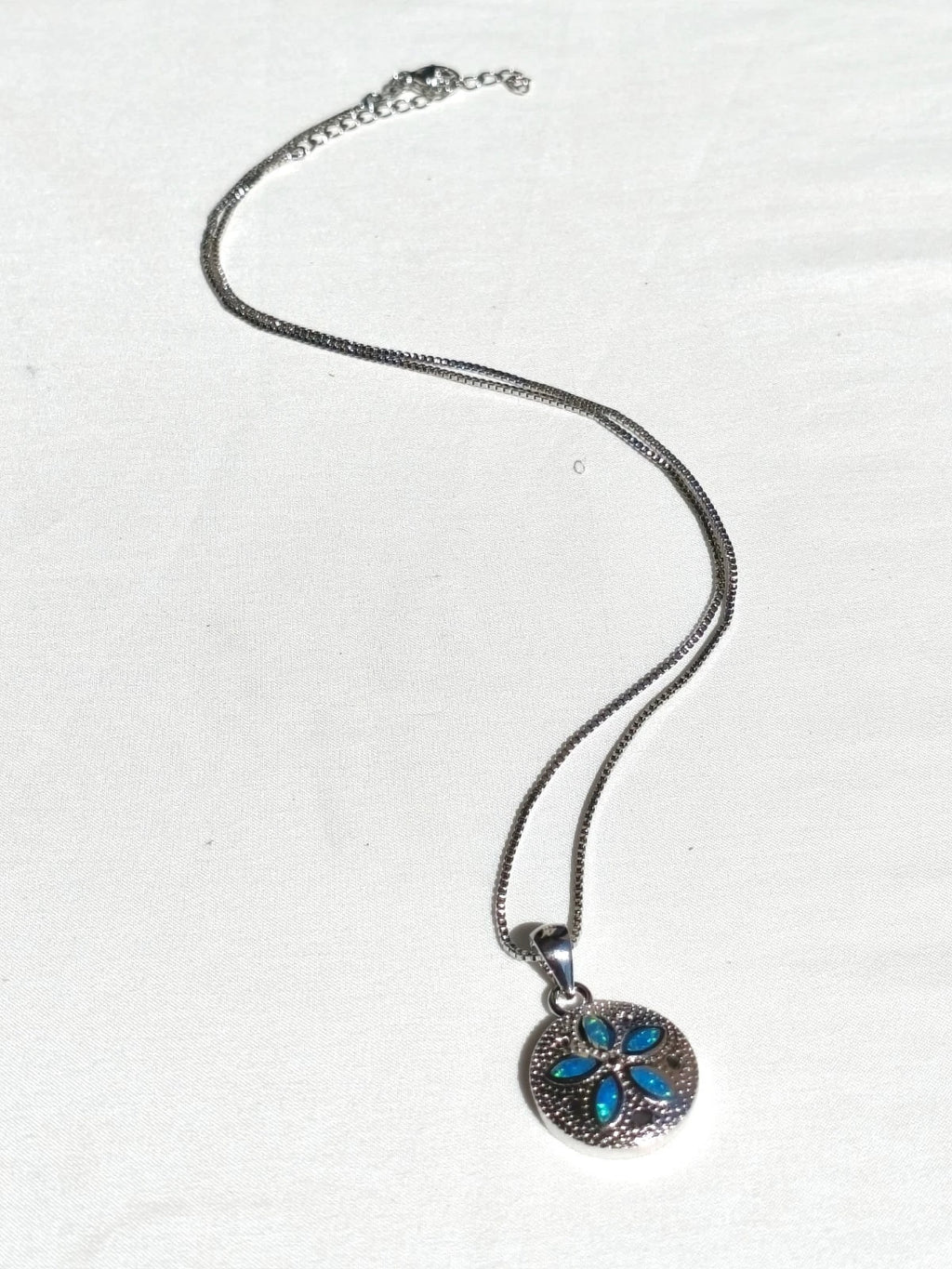 Collana con opale blu tema oceano, gioielli con pietra iridescente