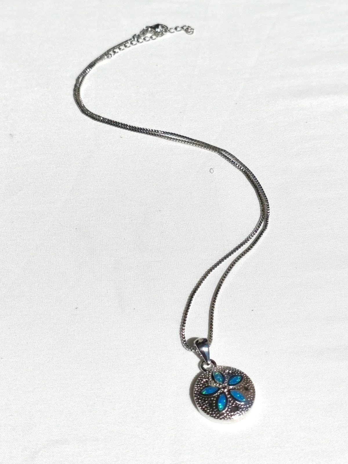 Collana con opale blu tema oceano, gioielli con pietra iridescente