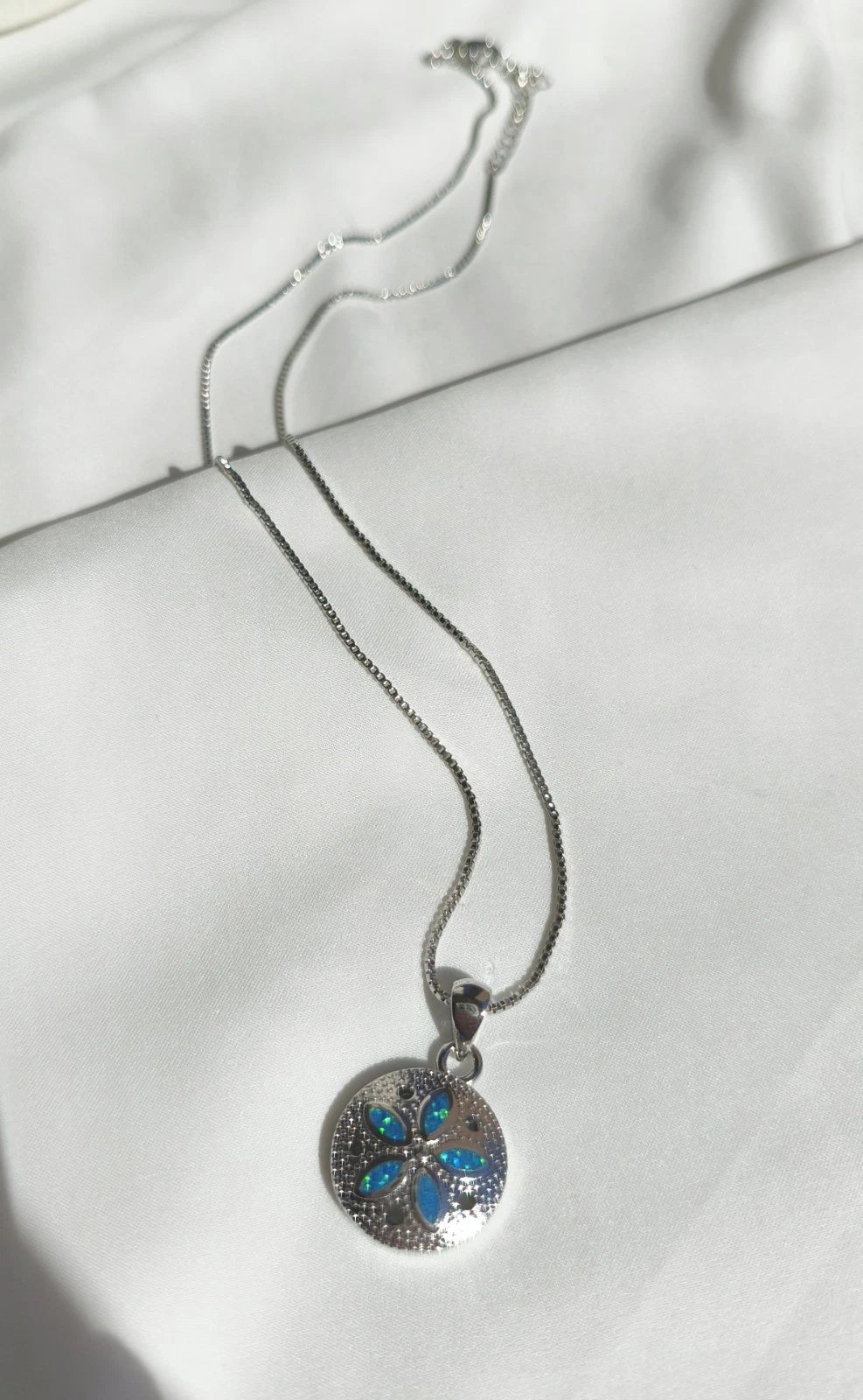 Collana con opale blu tema oceano, gioielli con pietra iridescente