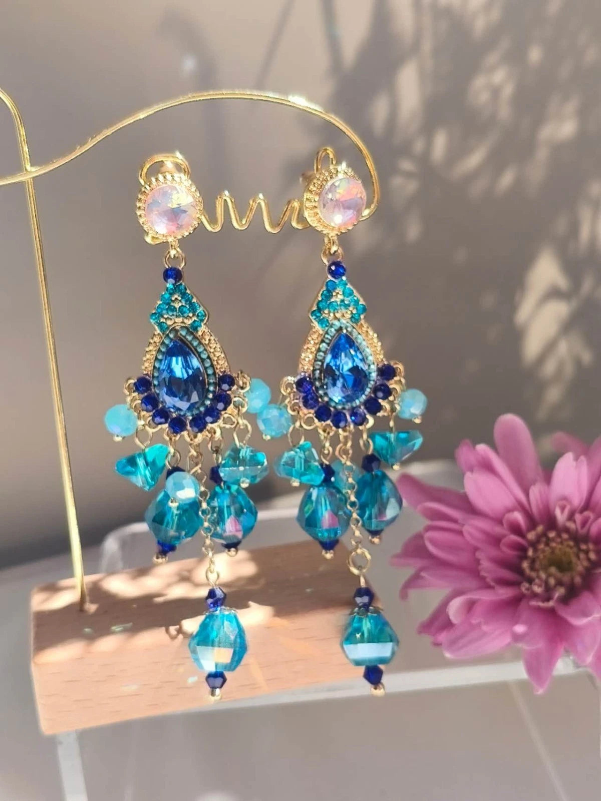 Boho-Chandelier-Ohrringe mit blauen Kristallen, vergoldet mit Zirkonia