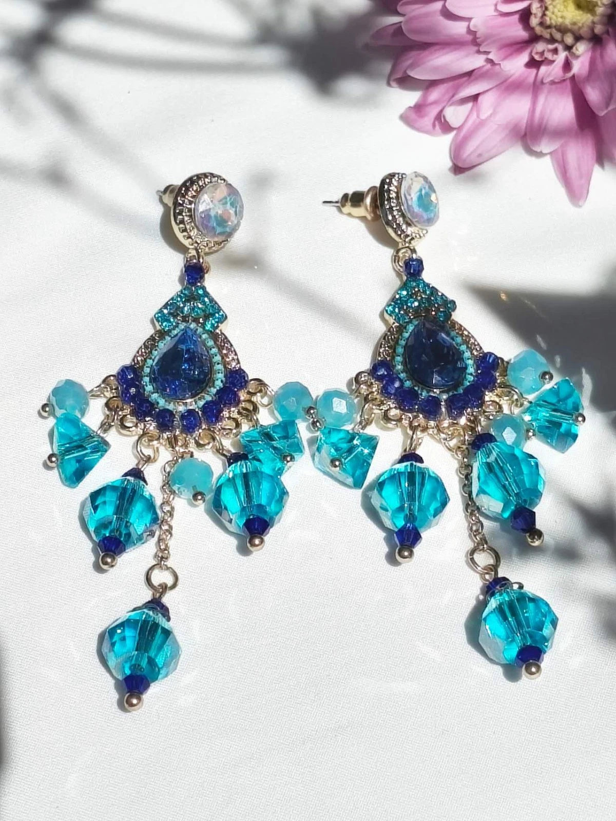 Boho-Chandelier-Ohrringe mit blauen Kristallen, vergoldet mit Zirkonia