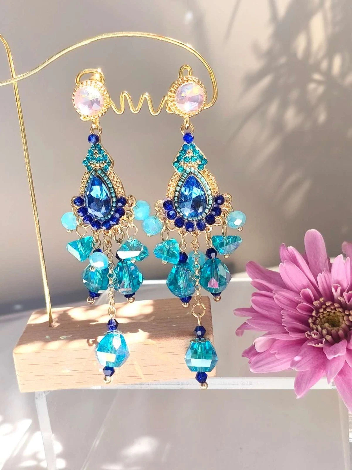 Boho-Chandelier-Ohrringe mit blauen Kristallen, vergoldet mit Zirkonia