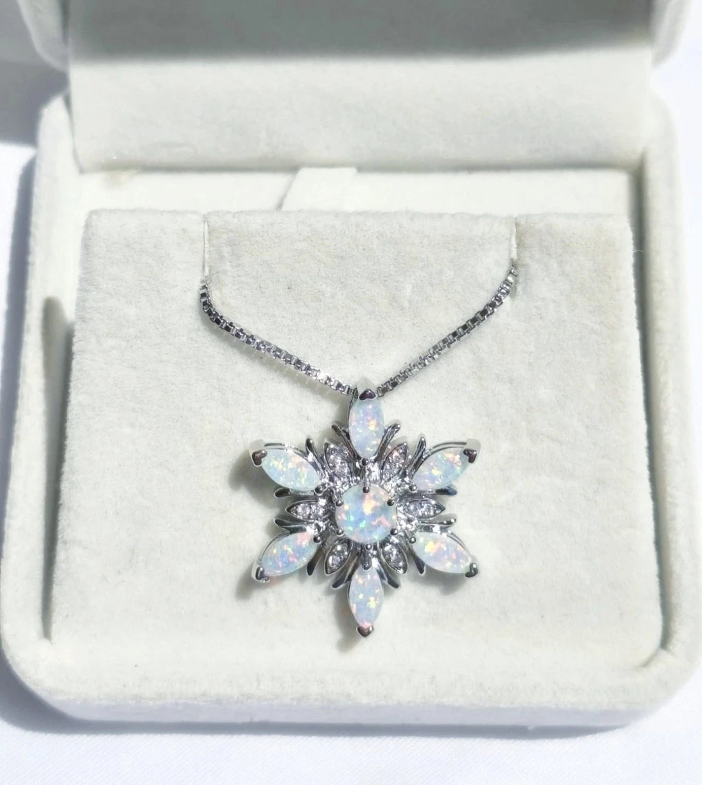 Collana con Ciondolo a Fiocco di Neve in Opale , Argento Placcato Ipoallergenica