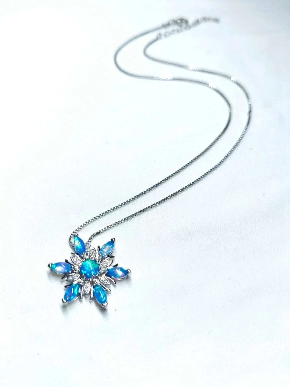 Collana con Ciondolo a Fiocco di Neve in Opale , Argento Placcato Ipoallergenica