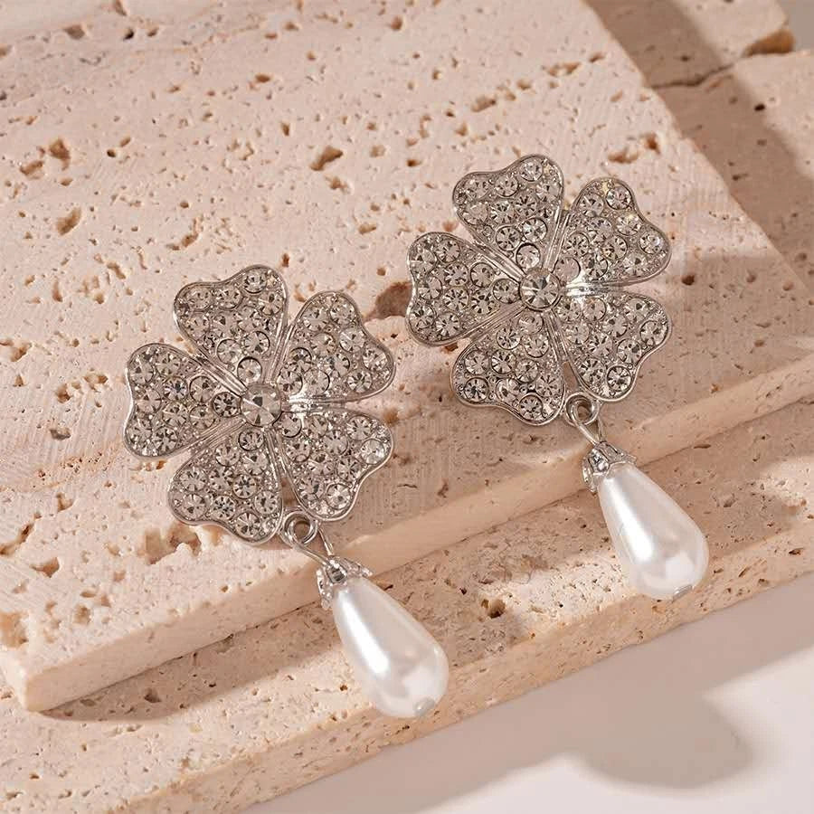 2er-Set Vintage Tropfenohrringe mit floralen Strasssteinen und mehreren Perlen