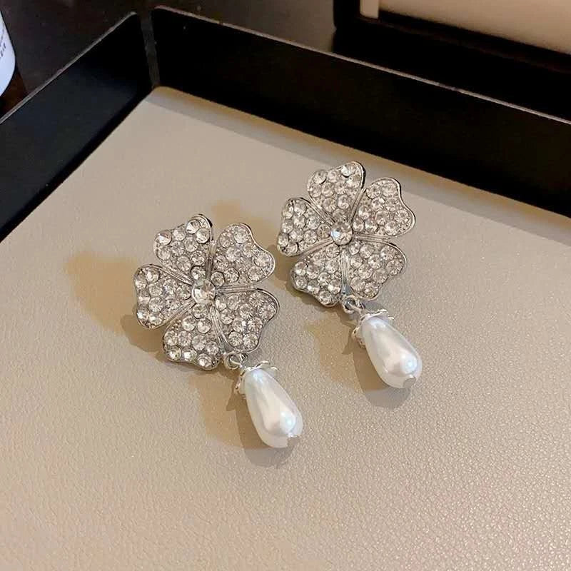 2er-Set Vintage Tropfenohrringe mit floralen Strasssteinen und mehreren Perlen