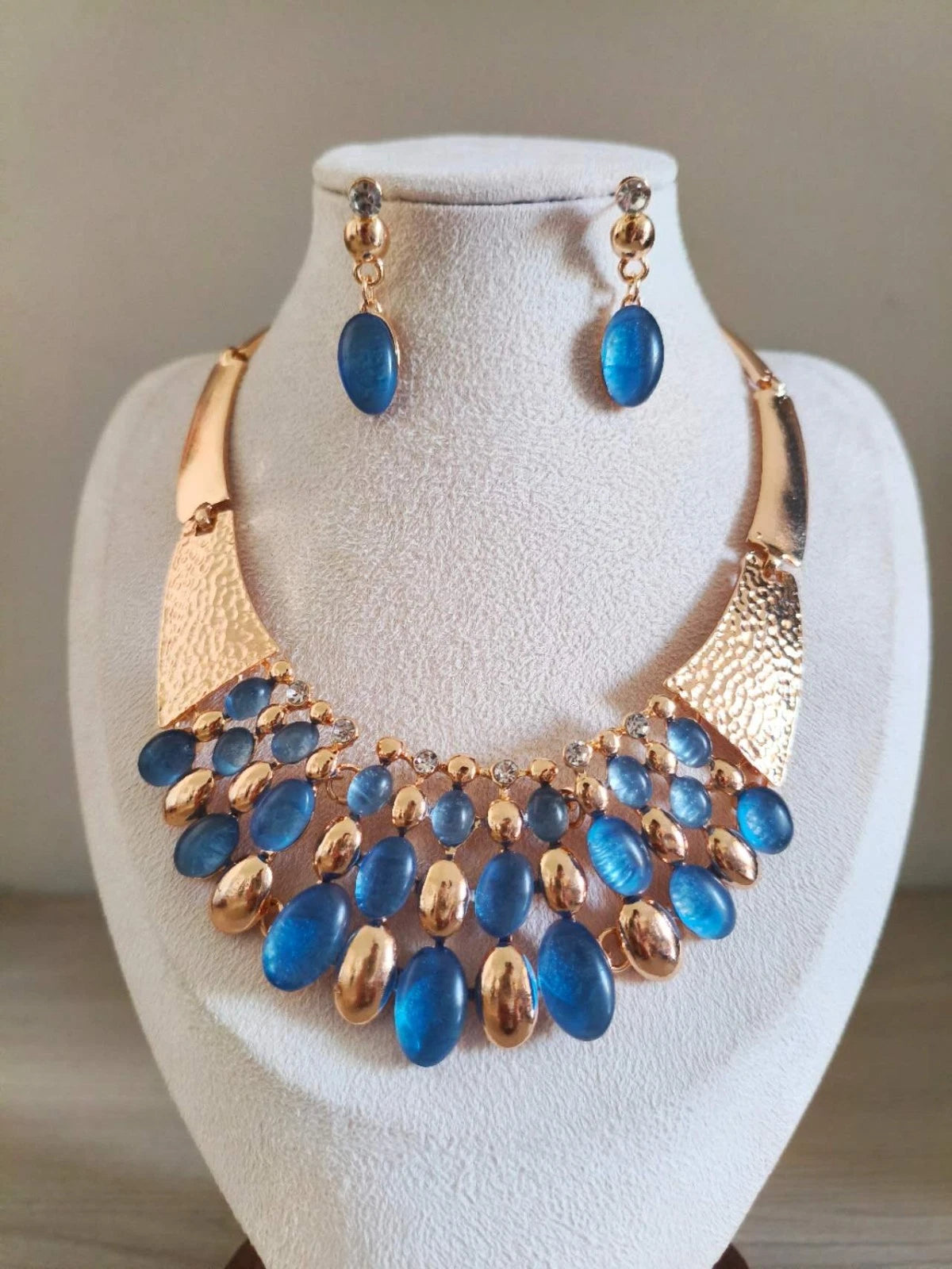 Luxurious Statement Jewelry Set with Blue Cat Eye Resin