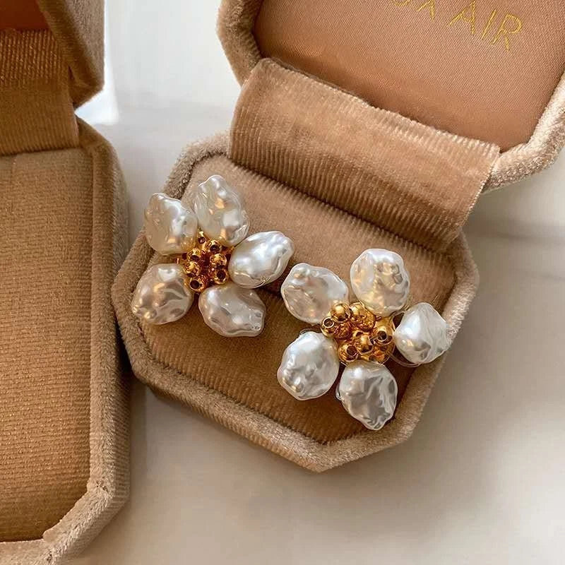 Orecchini Stud Fiori Perla Barocca Imitazione Centro Perline Oro Ipoallergenici