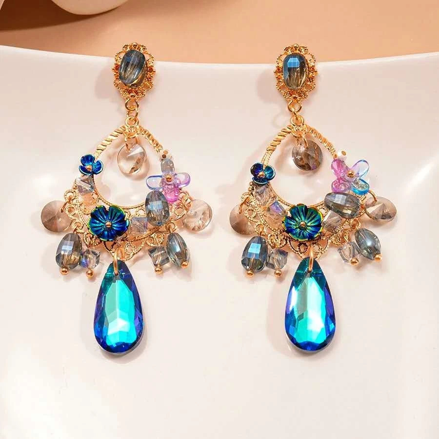Trendige Ohrringe „Blaue Zauberin“ mit Zirkonia in Blütenform (Silbernadel)
