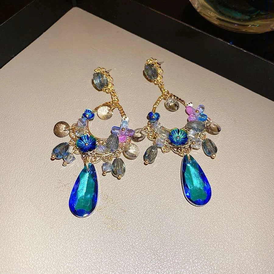 Trendige Ohrringe „Blaue Zauberin“ mit Zirkonia in Blütenform (Silbernadel)