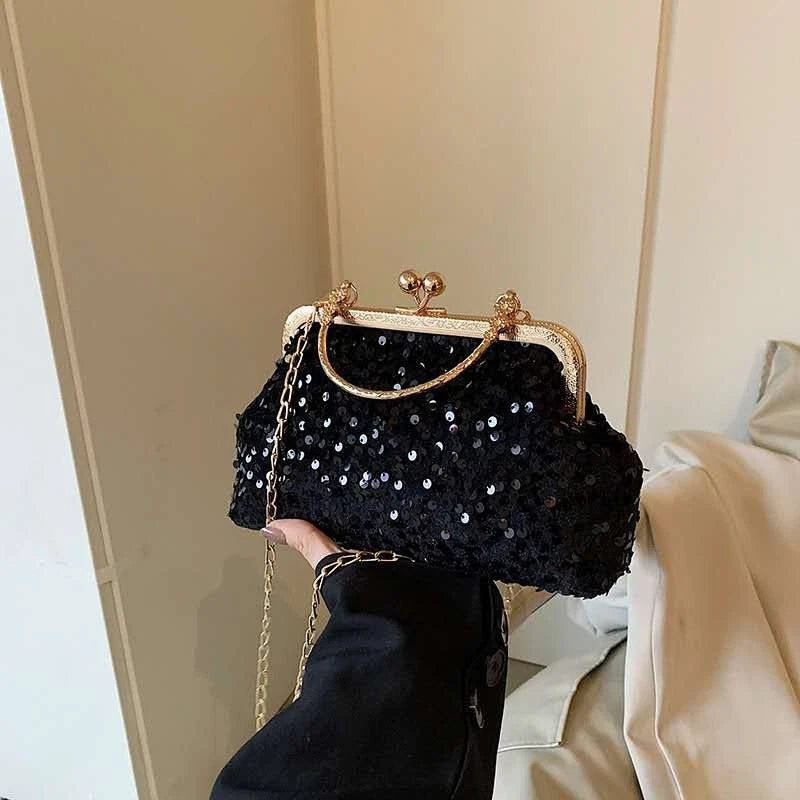Pochette da sera ricoperta di paillettes brillanti con manico dorato