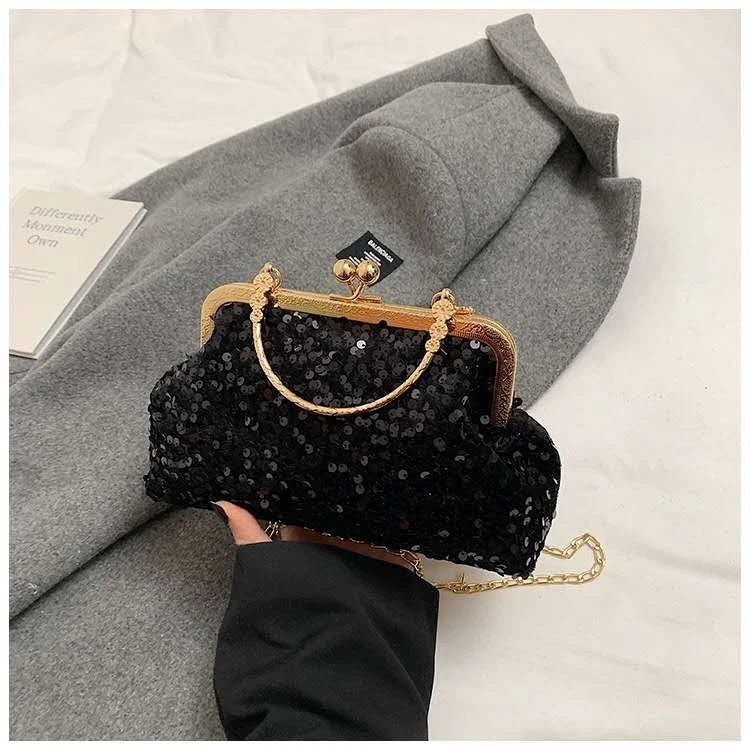 Pochette da sera ricoperta di paillettes brillanti con manico dorato