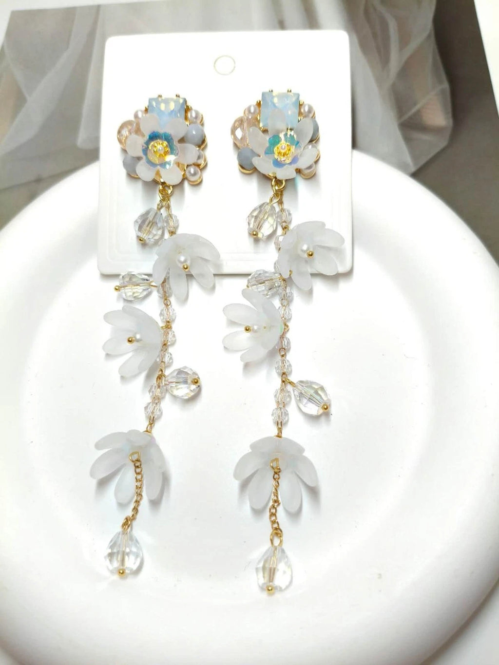Orecchini Pendenti 13CM Fiori Bianchi Opachi Cristallo, Plac oro Ipoallergenici