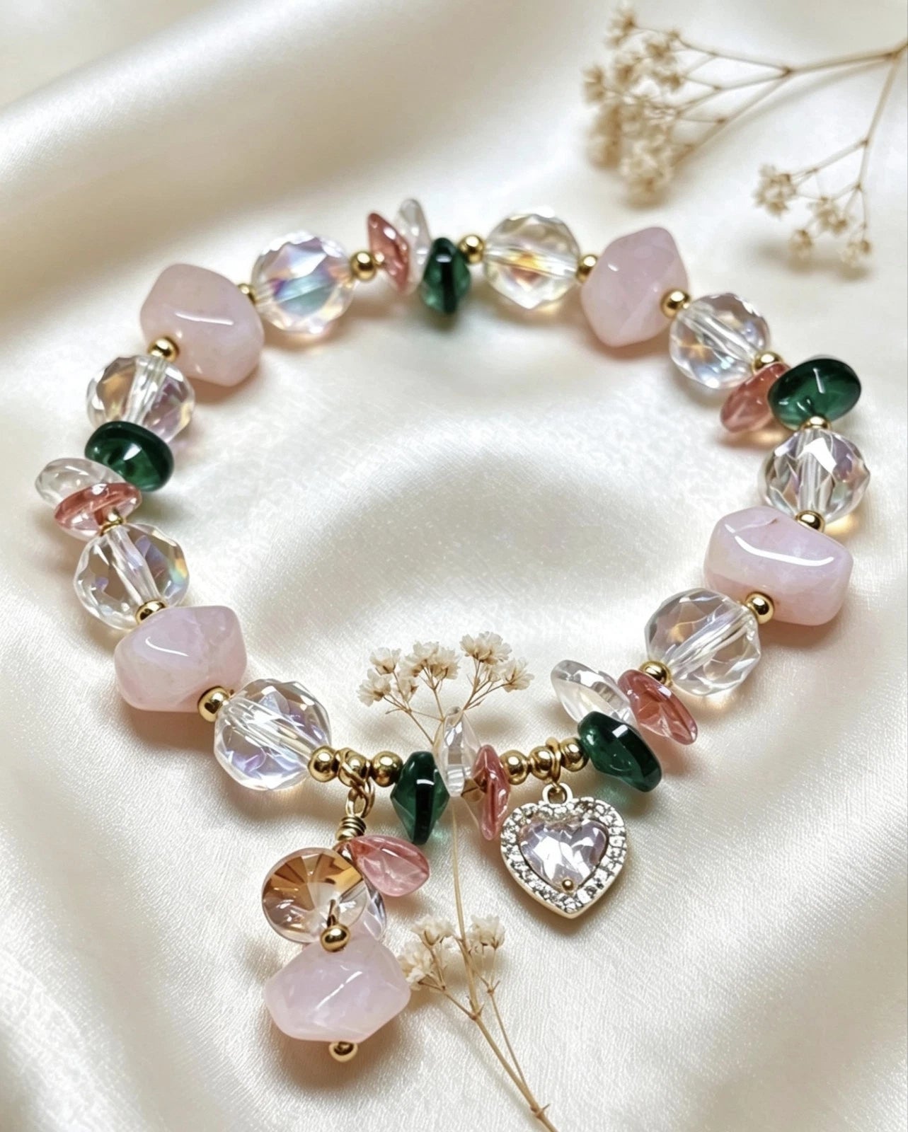 Handgefertigtes Armband mit Natursteinen, verspielter Stil, Rosenquarz und Kristalle