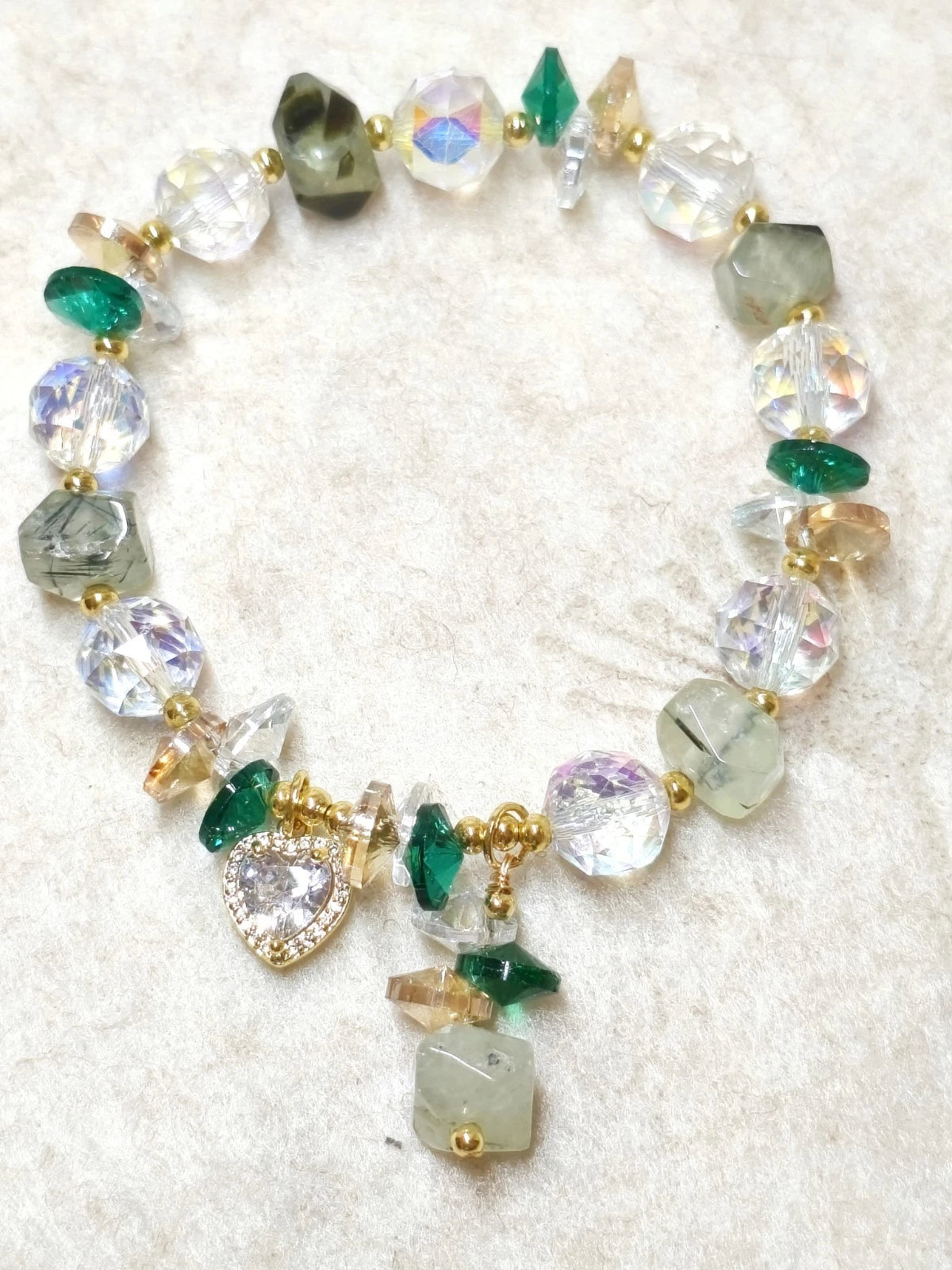 Handgefertigtes Armband mit Natursteinen, verspielter Stil, Rosenquarz und Kristalle
