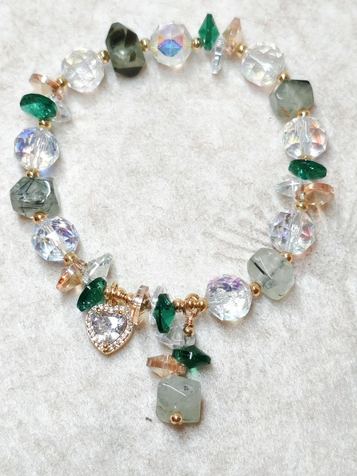 Handgefertigtes Armband mit Natursteinen, verspielter Stil, Rosenquarz und Kristalle