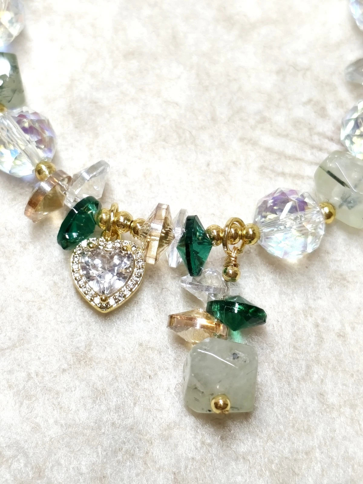 Handgefertigtes Armband mit Natursteinen, verspielter Stil, Rosenquarz und Kristalle