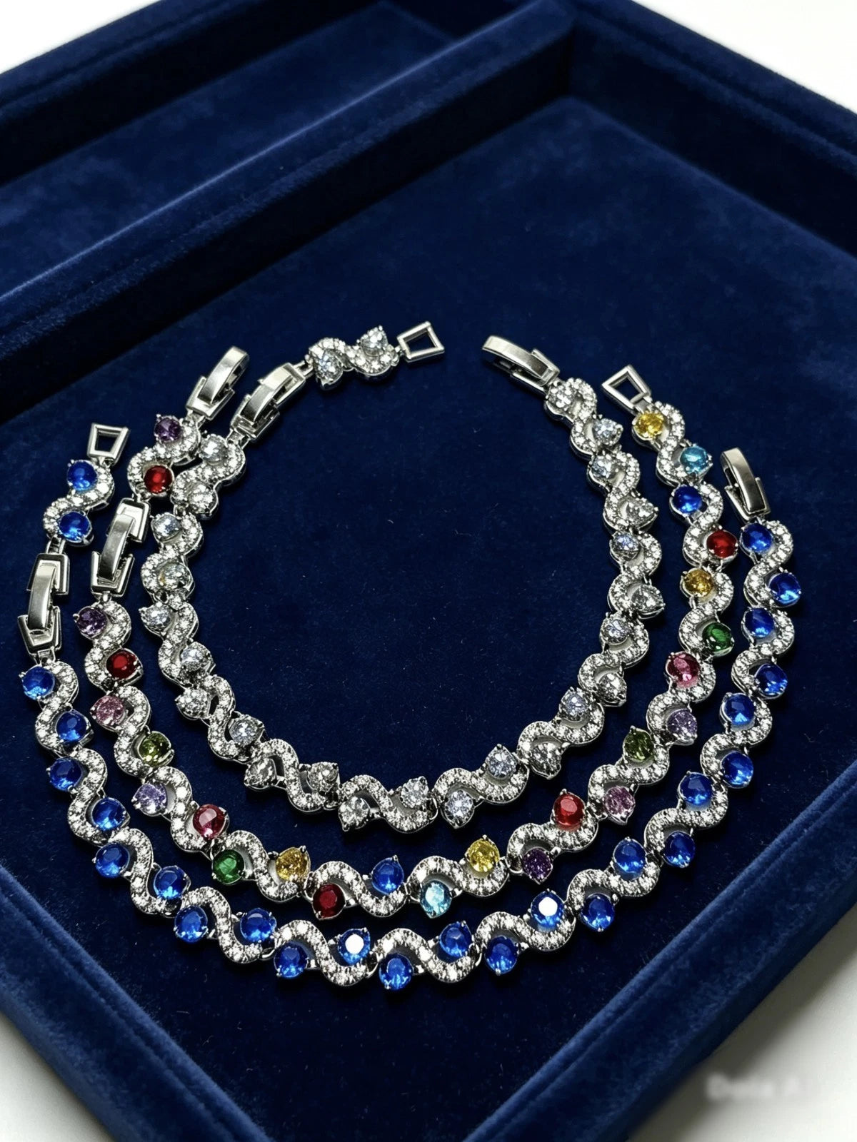 Modisches Armband mit Wellen aus farbigen AAA-Zirkonia und 18k Weißgoldbeschichtung