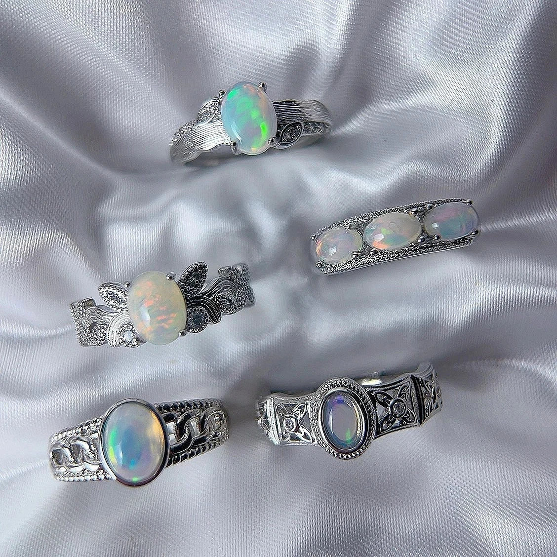 Ring mit Öffnung und Opalstein