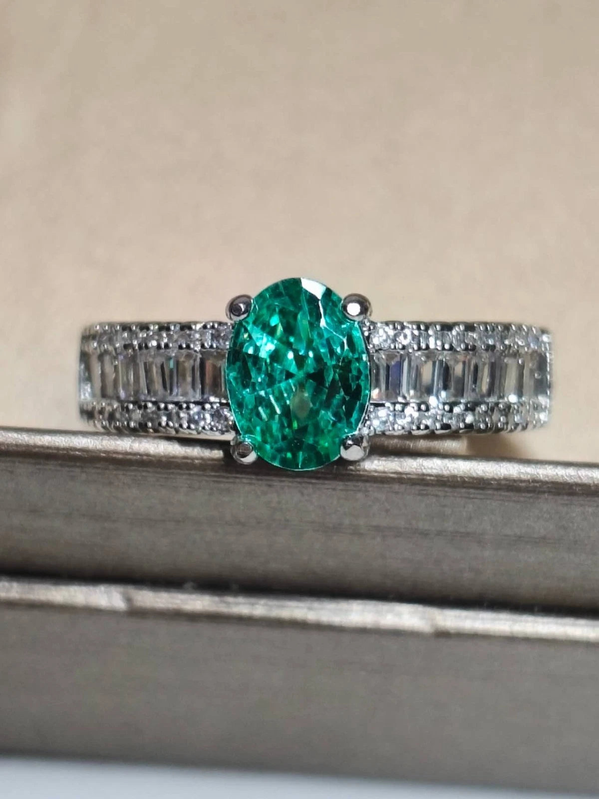 Verstellbarer Ring mit grünem Zirkon, hypoallergenes Sterlingsilber