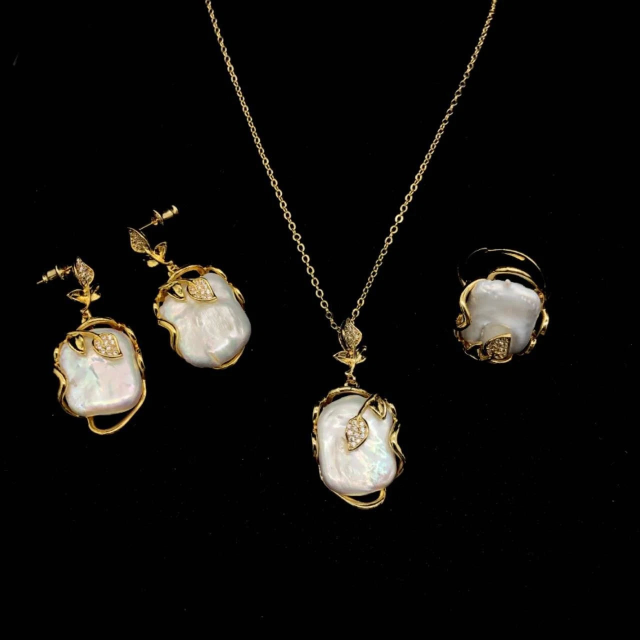 Schmuckset mit natürlichen Barockperlen, 3-teilig, 18 Karat vergoldet, französischer Stil