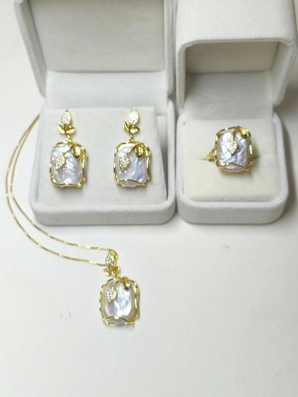 Schmuckset mit natürlichen Barockperlen, 3-teilig, 18 Karat vergoldet, französischer Stil