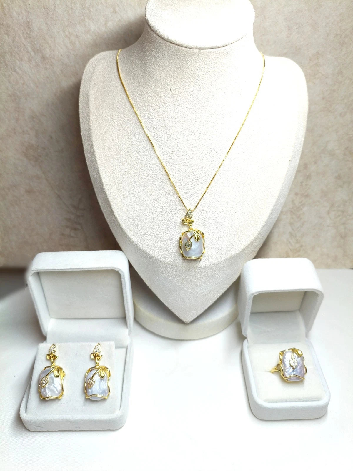 Schmuckset mit natürlichen Barockperlen, 3-teilig, 18 Karat vergoldet, französischer Stil