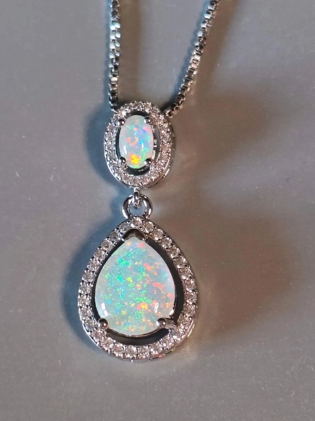Necklace with two drop-shaped opals with 18K white gold plating