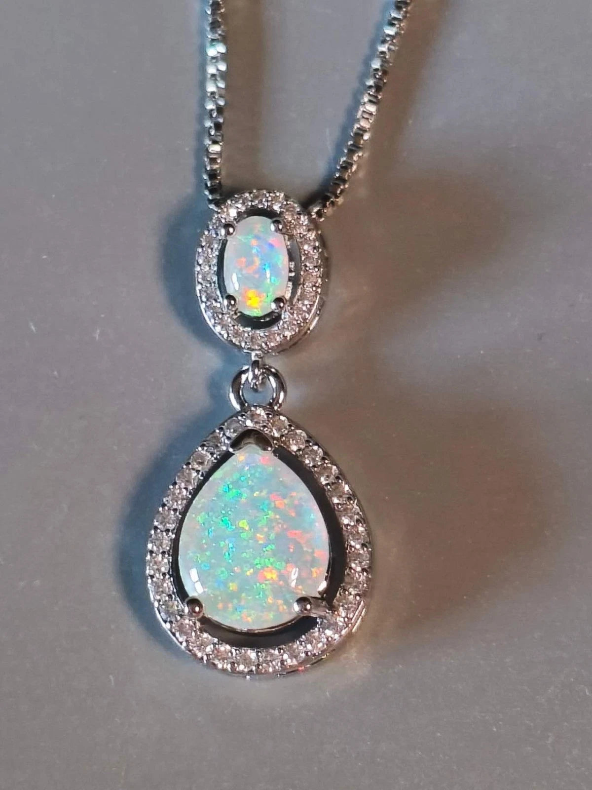 Necklace with two drop-shaped opals with 18K white gold plating