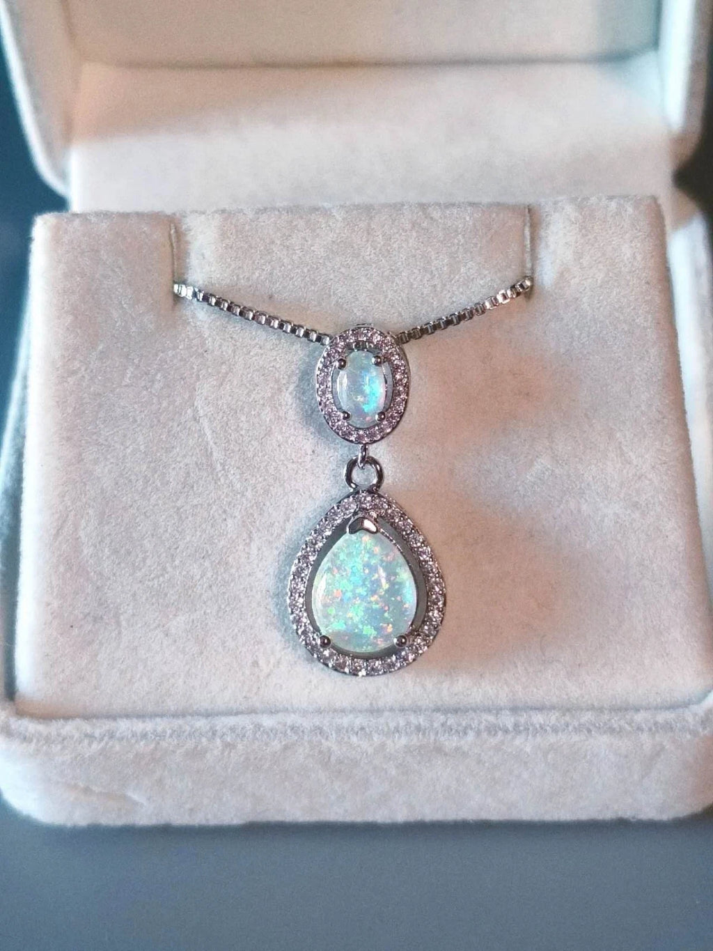 Necklace with two drop-shaped opals with 18K white gold plating
