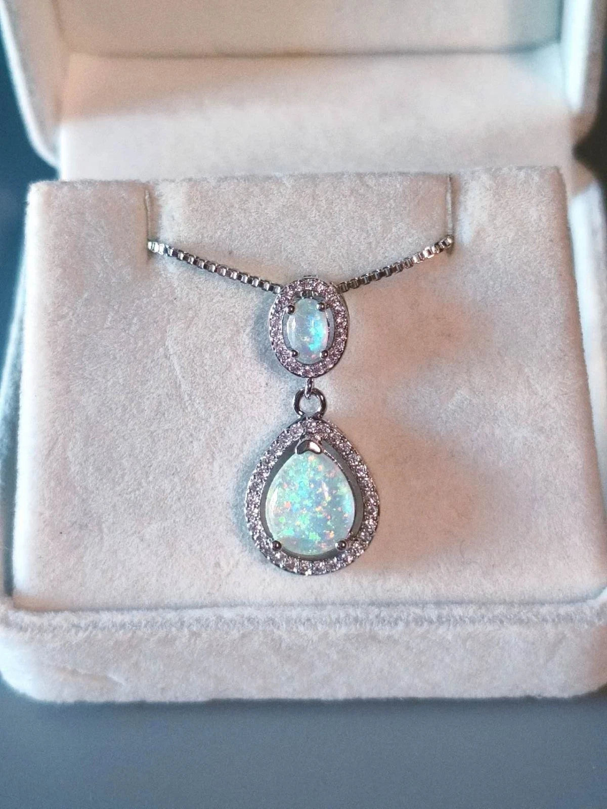 Necklace with two drop-shaped opals with 18K white gold plating