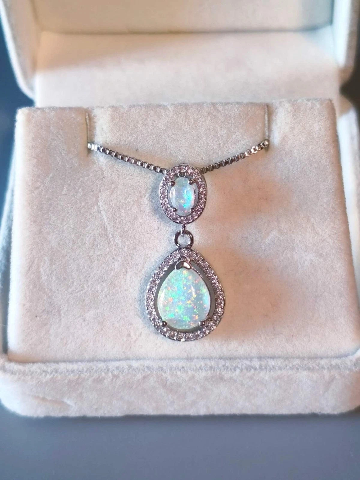 Necklace with two drop-shaped opals with 18K white gold plating