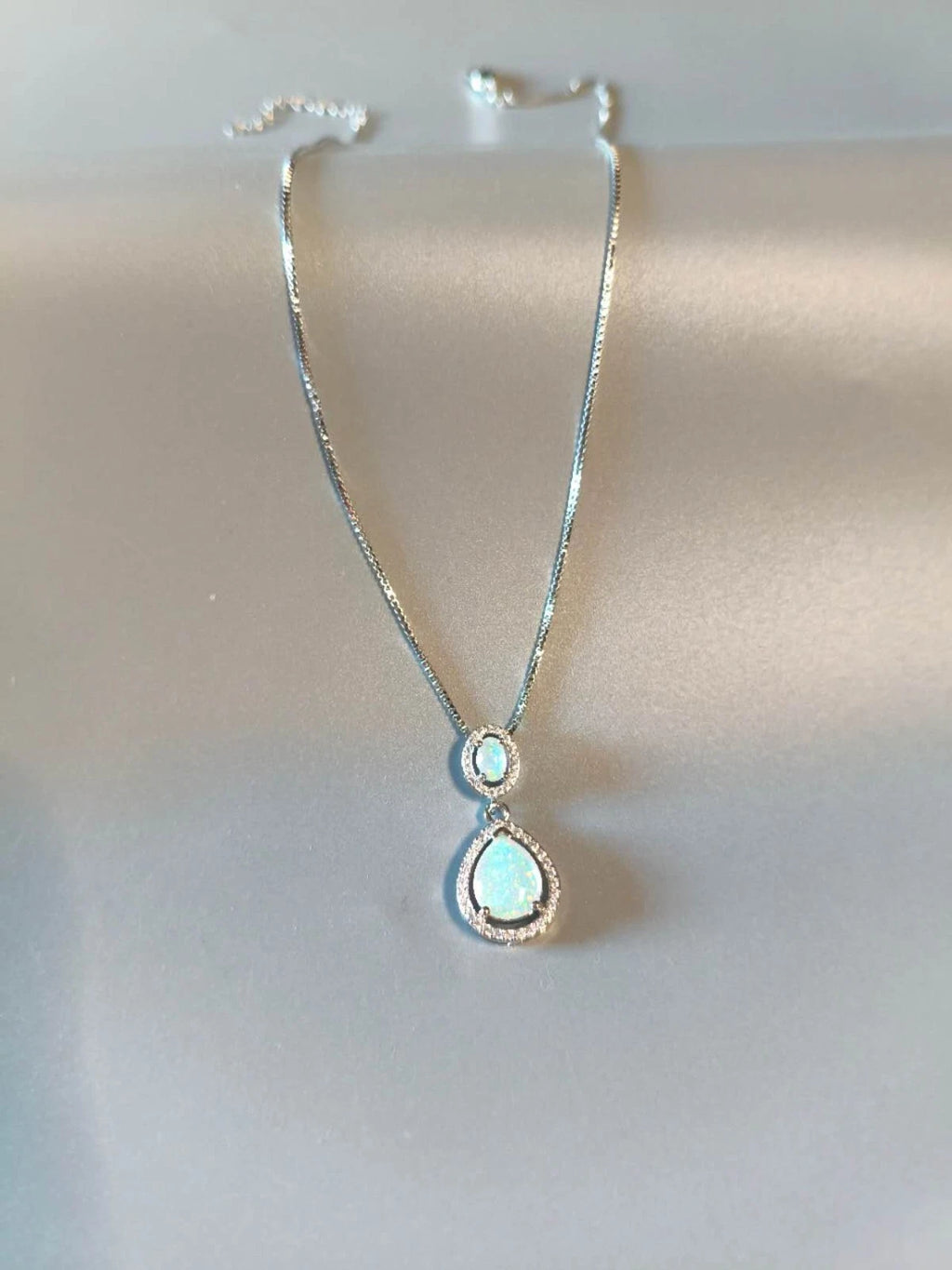 Necklace with two drop-shaped opals with 18K white gold plating