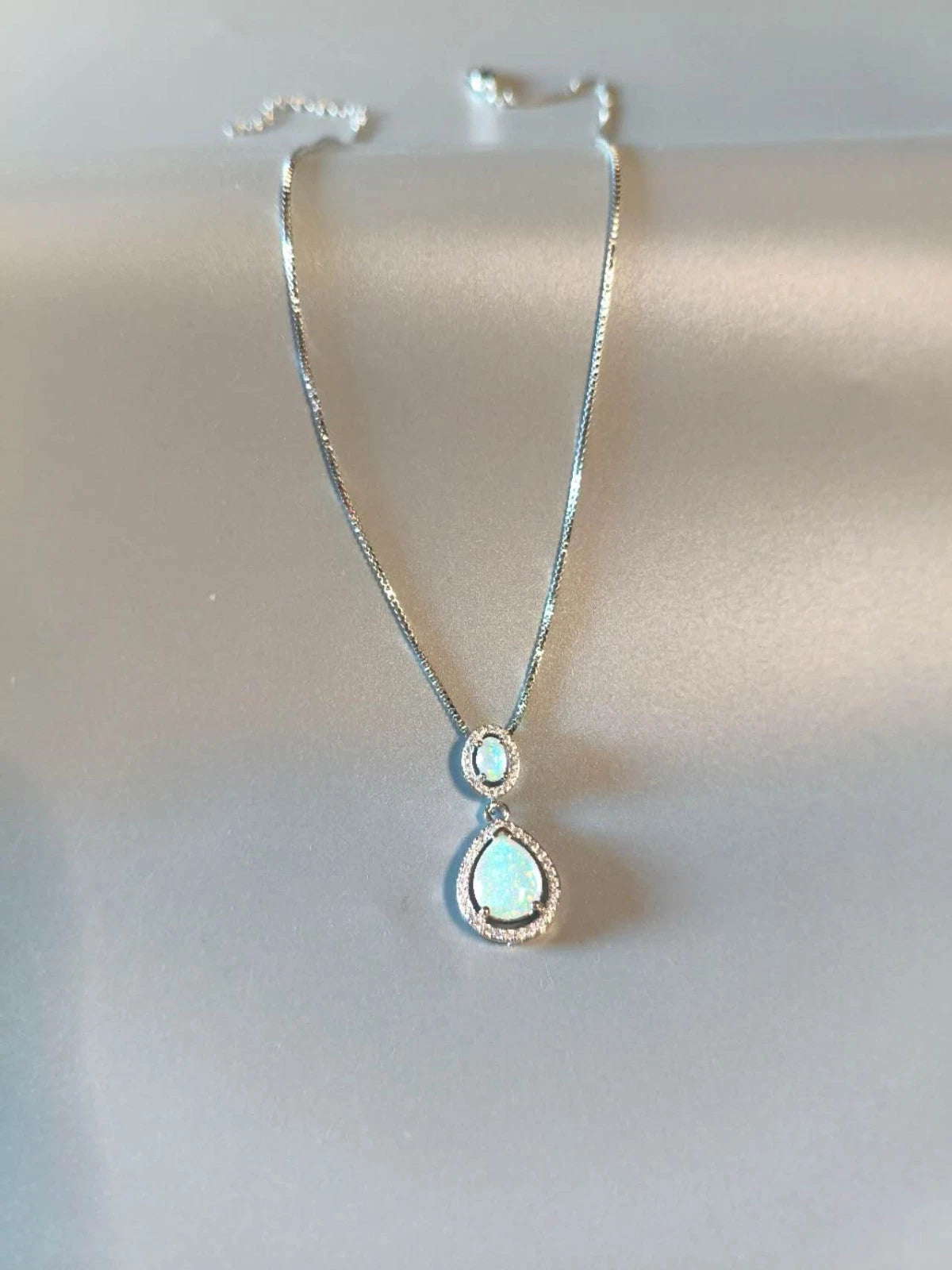 Necklace with two drop-shaped opals with 18K white gold plating