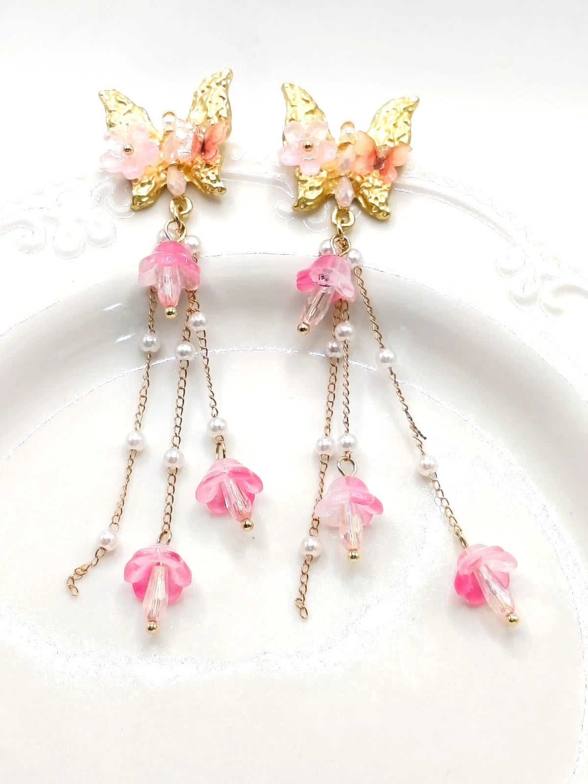 Trendy dangling earrings with butterflies and colorful glass flowers (silver needle)