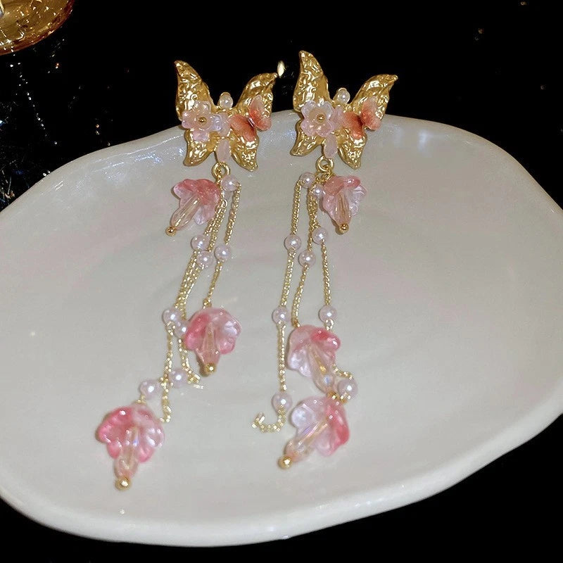 Trendy dangling earrings with butterflies and colorful glass flowers (silver needle)