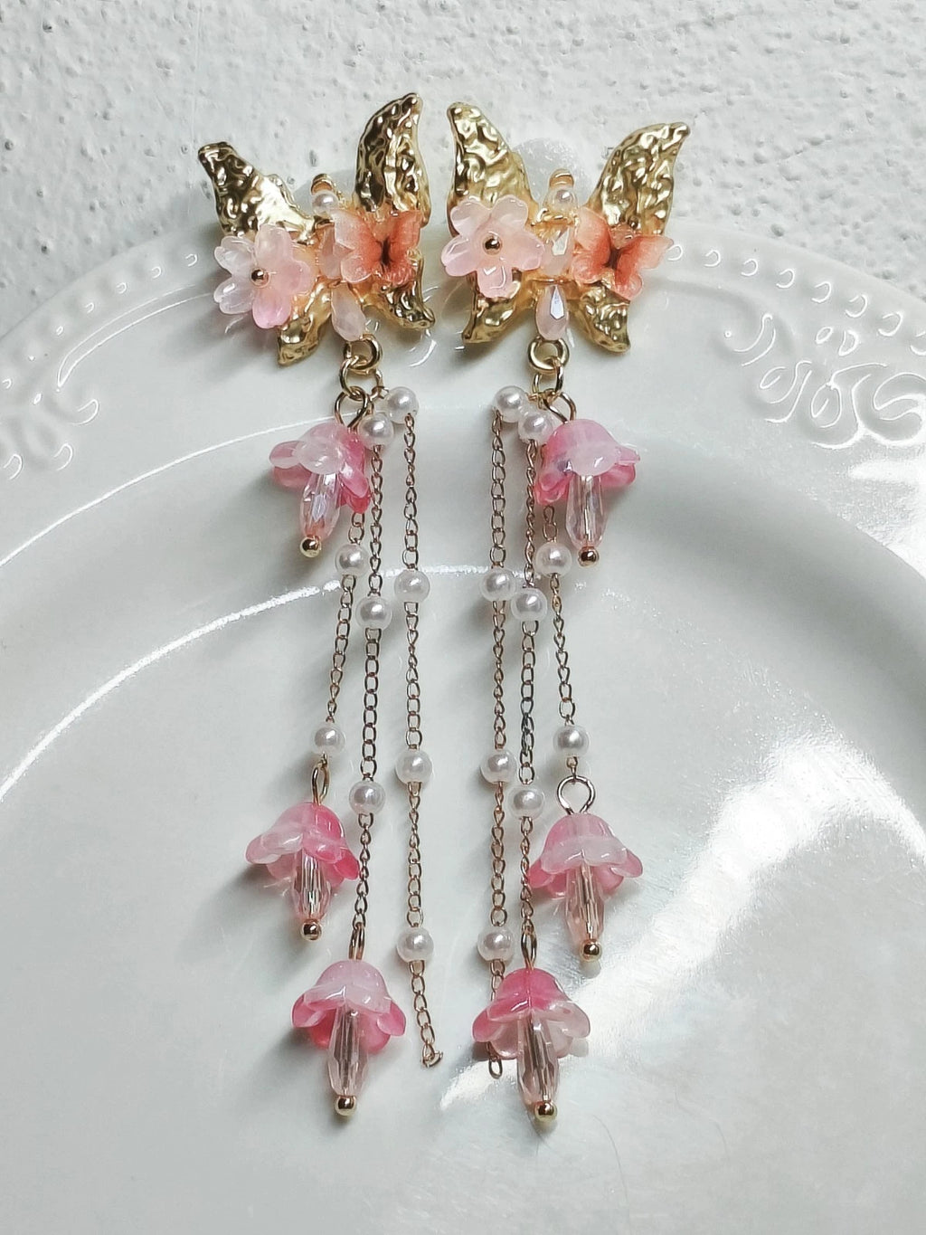 Trendy dangling earrings with butterflies and colorful glass flowers (silver needle)