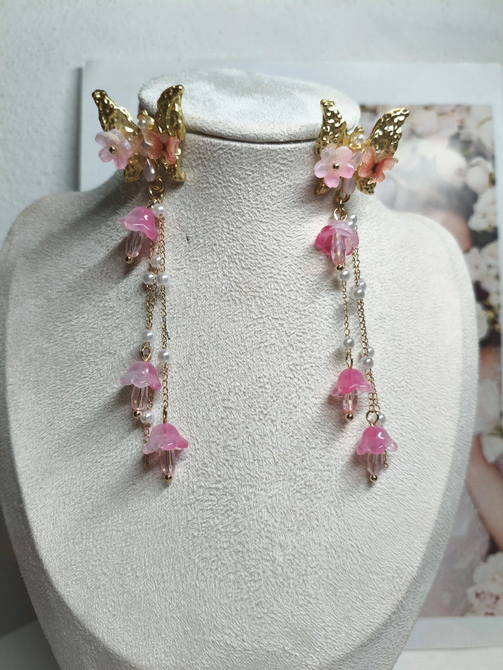 Trendy dangling earrings with butterflies and colorful glass flowers (silver needle)