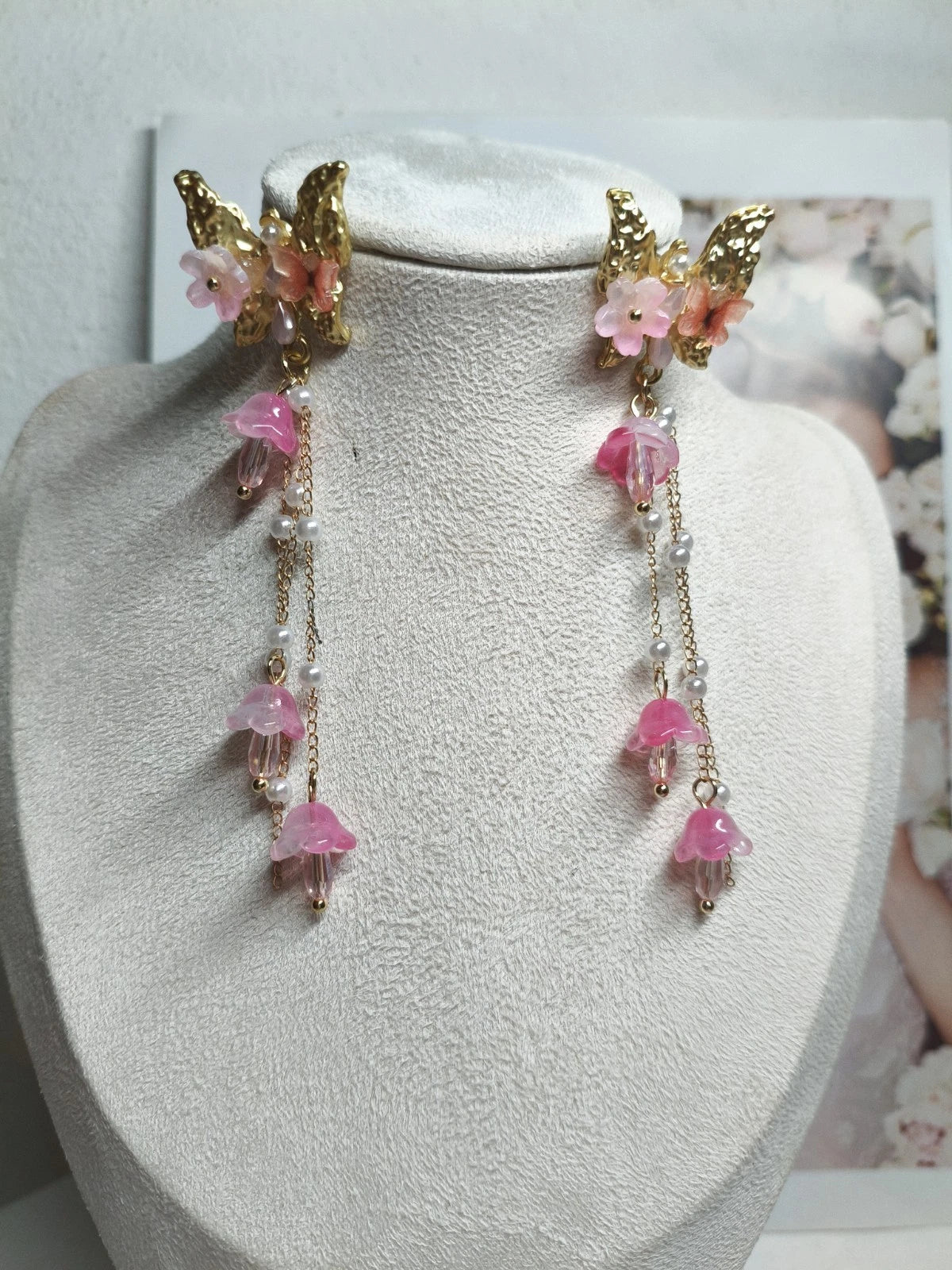 Trendy dangling earrings with butterflies and colorful glass flowers (silver needle)