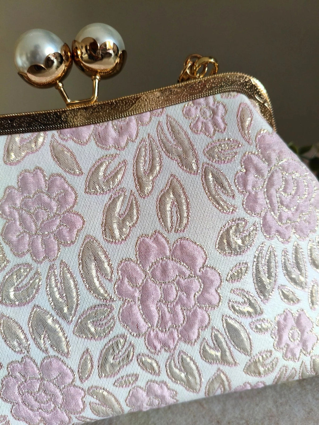 Handtasche, handbestickt mit Blumenmotiven, hellblau oder rosa