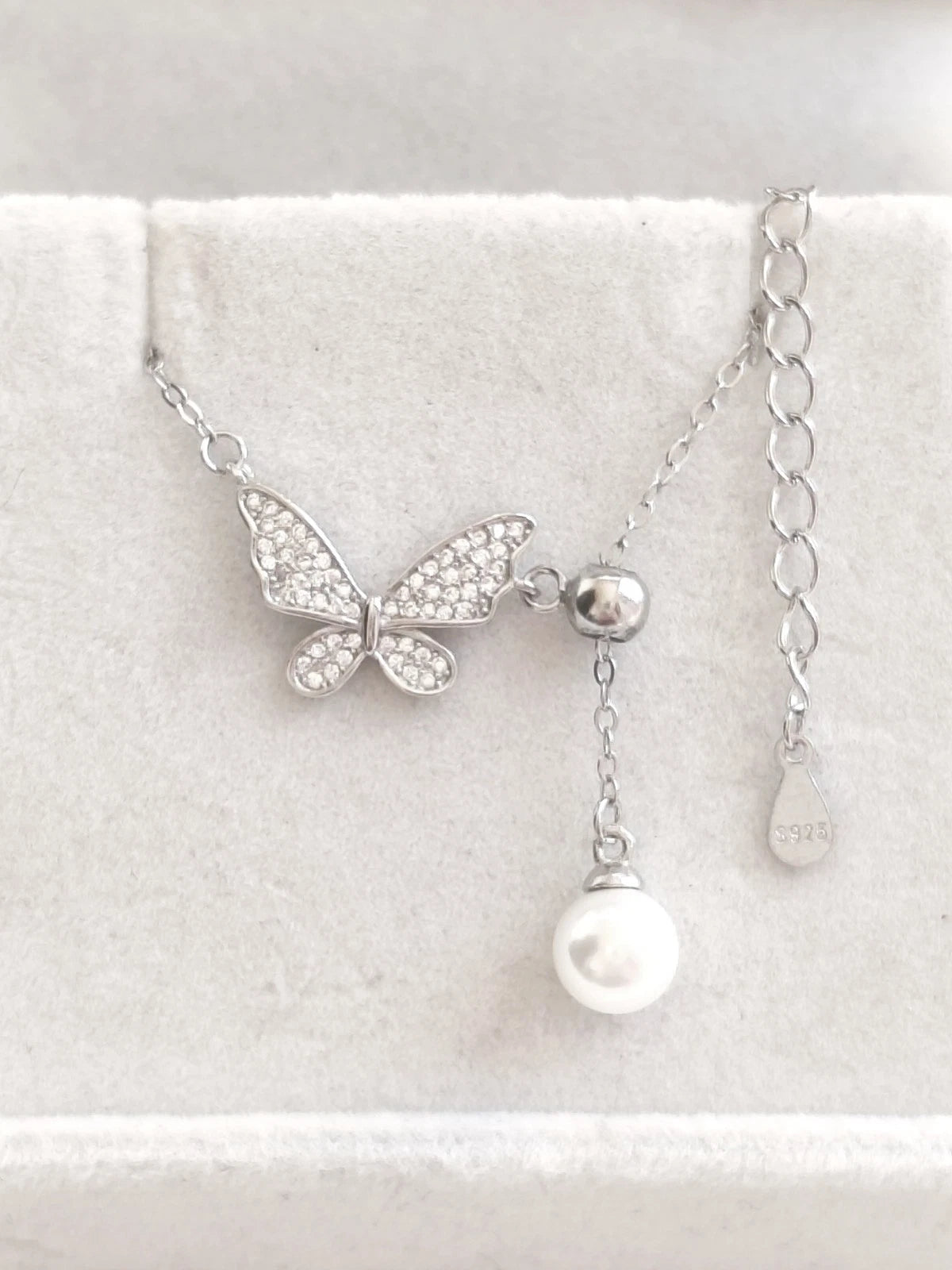 Trendy collana in argento 925 con ciondolo farfalla e perla
