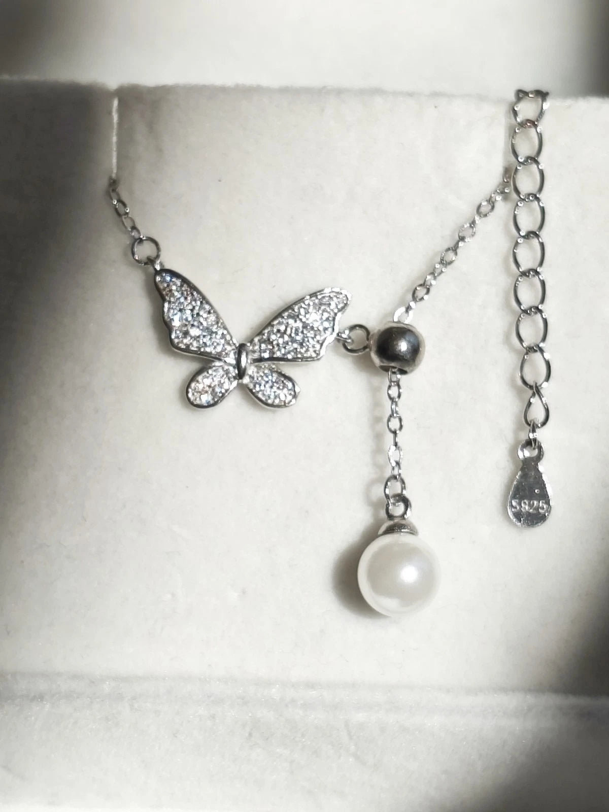 Trendy collana in argento 925 con ciondolo farfalla e perla