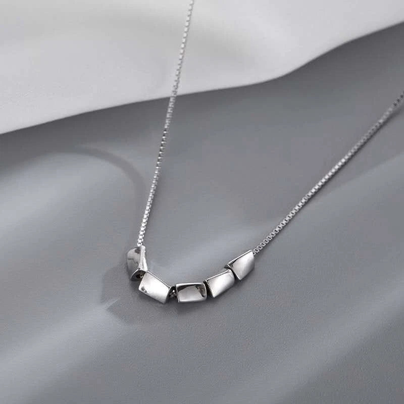 Trendy collana in argento 925 minimalistica con piccoli cubi lisci