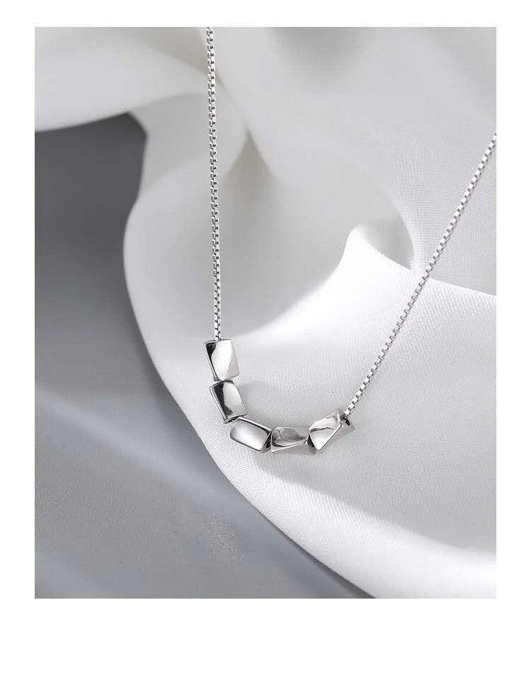 Trendy collana in argento 925 minimalistica con piccoli cubi lisci