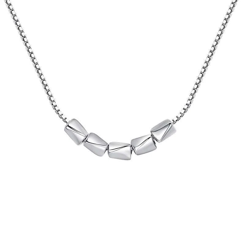 Trendy collana in argento 925 minimalistica con piccoli cubi lisci