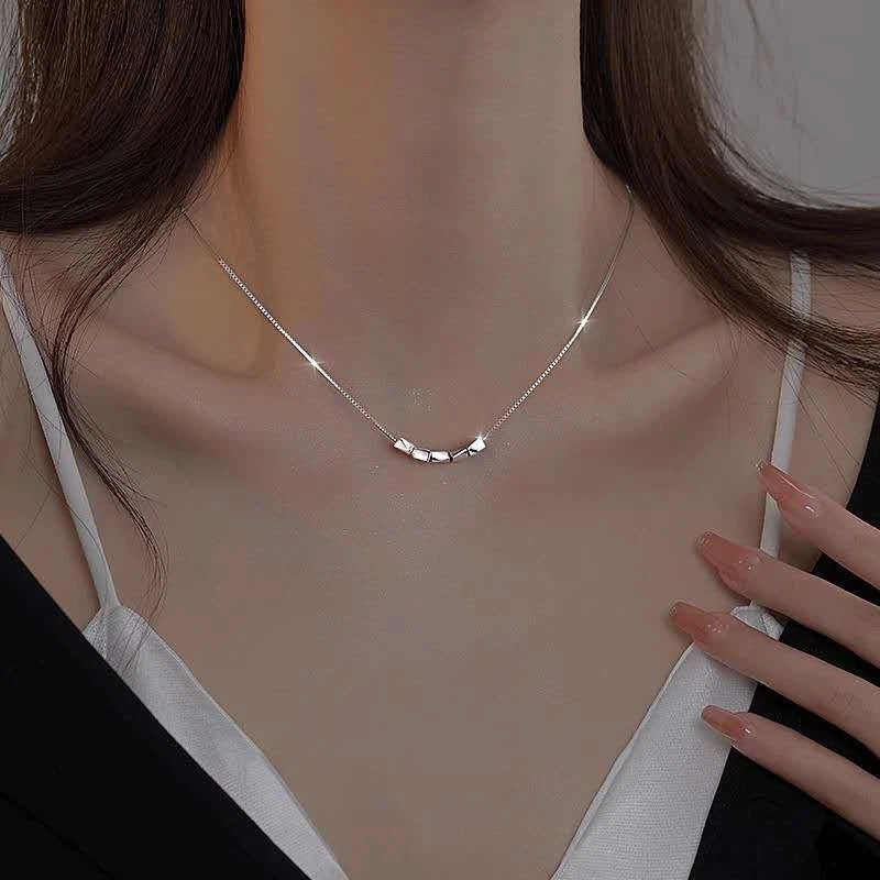 Trendy collana in argento 925 minimalistica con piccoli cubi lisci