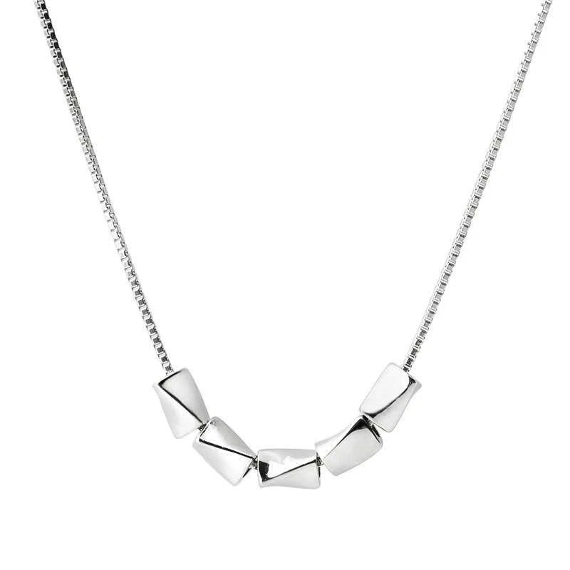 Trendy collana in argento 925 minimalistica con piccoli cubi lisci