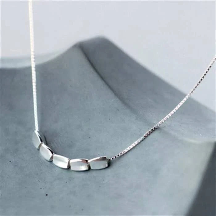 Trendy collana in argento 925 minimalistica con piccoli cubi lisci